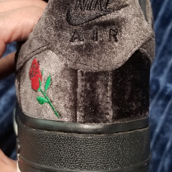 Black Nike Shoes - Picture 2 of 8